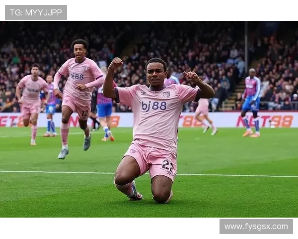 19岁克鲁皮远射破门 伯恩茅斯2比0胜利定格比赛 19岁克鲁皮远射破门 伯恩茅斯2比0胜利定格比赛